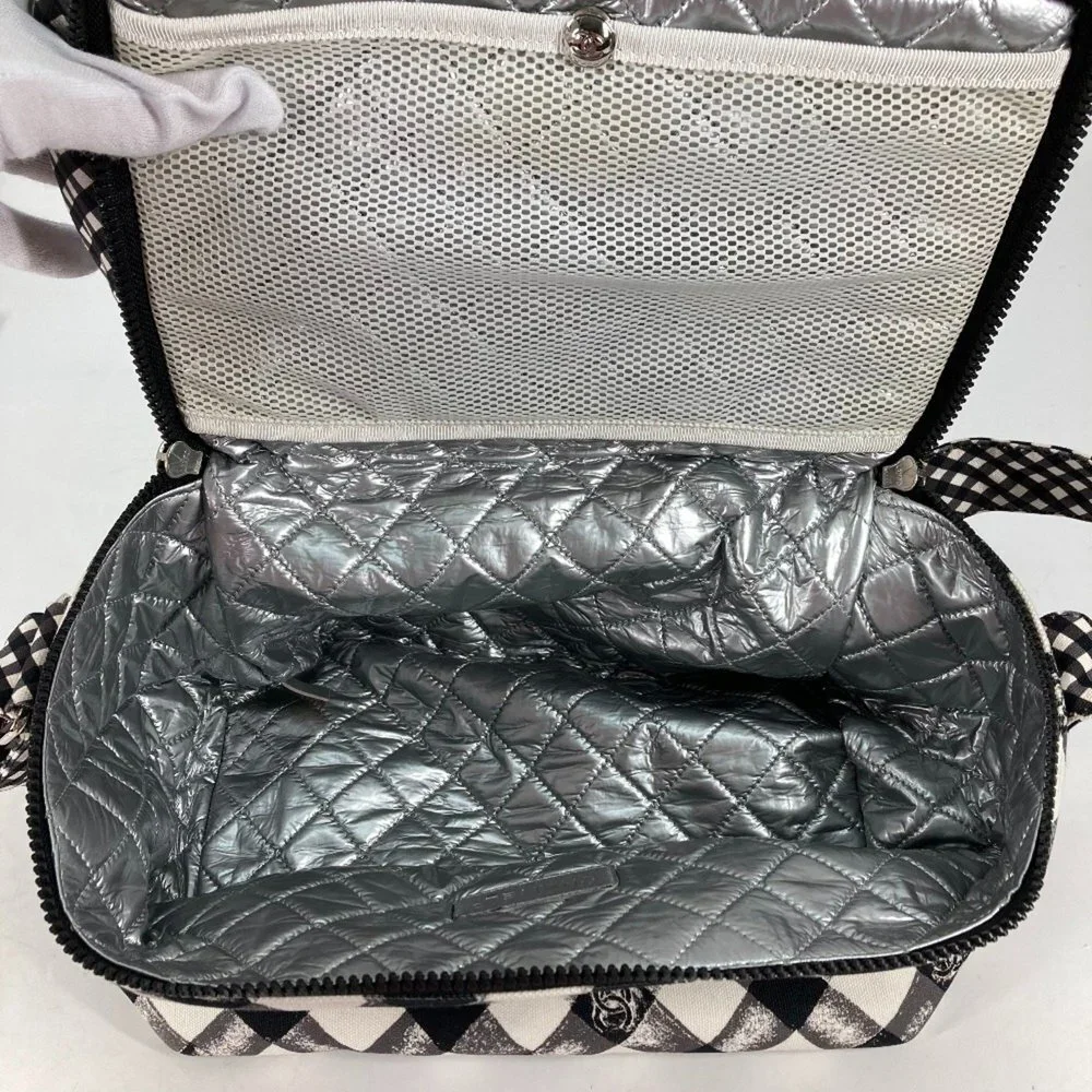 CHANEL White Shoulder Bag